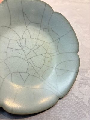 A Chinese Guan-type flower-shaped plate, 18th C. — photo 4