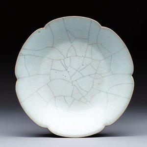 A Chinese Guan-type flower-shaped plate, 18th C. — photo 1