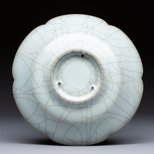 A Chinese Guan-type flower-shaped plate, 18th C. — photo 2