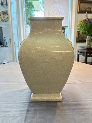 A Chinese guan-type square 'hu' vase, Yongzheng mark and of the period — 照片 1
