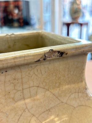 A Chinese guan-type square 'hu' vase, Yongzheng mark and of the period — 照片 12