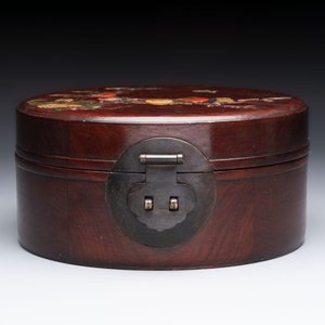 A Chinese hardstone and mother-of-pearl embellished huanghuali box, 19th C. — photo 2
