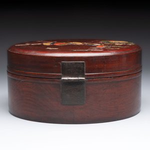 A Chinese hardstone and mother-of-pearl embellished huanghuali box, 19th C. — photo 4