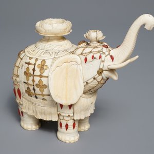 A Chinese hardstone-inlaid ivory model of an elephant, late 19th C. — 照片 1
