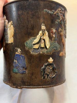 A Chinese hardstone, mother-of-pearl and silver embellished zitan bitong, Chongzhen mark, 17/18th C. — foto 3