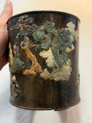 A Chinese hardstone, mother-of-pearl and silver embellished zitan bitong, Chongzhen mark, 17/18th C. — foto 4