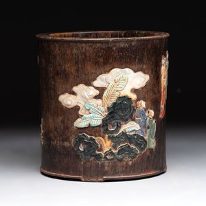 A Chinese hardstone, mother-of-pearl and silver embellished zitan bitong, Chongzhen mark, 17/18th C. — foto 3