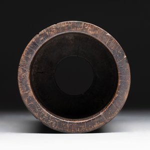 A Chinese hardstone, mother-of-pearl and silver embellished zitan bitong, Chongzhen mark, 17/18th C. — foto 5