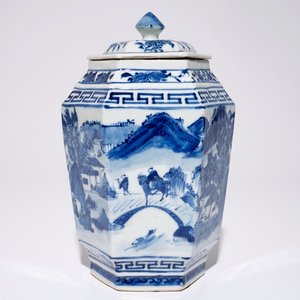 A Chinese hexagonal blue and white covered jar with landscape design, 19th C. — 照片 1