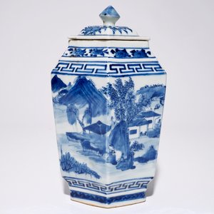 A Chinese hexagonal blue and white covered jar with landscape design, 19th C. — 照片 2