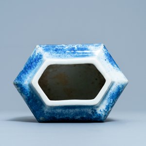 A Chinese hexagonal blue and white 'dragon' vase, 19th C. — photo 5