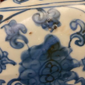 A Chinese hexagonal blue and white 'lotus scroll' vase, hare mark, Wanli — photo 13