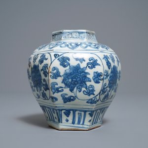 A Chinese hexagonal blue and white 'lotus scroll' vase, hare mark, Wanli — photo 3