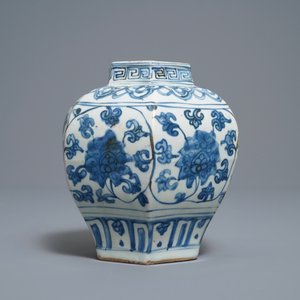 A Chinese hexagonal blue and white 'lotus scroll' vase, hare mark, Wanli — photo 4