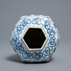 A Chinese hexagonal blue and white 'lotus scroll' vase, hare mark, Wanli — photo 6