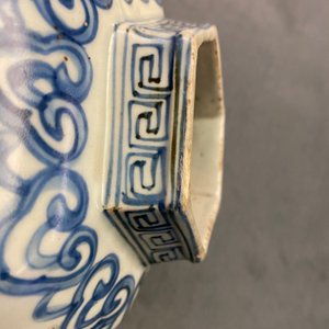 A Chinese hexagonal blue and white 'lotus scroll' vase, hare mark, Wanli — photo 7