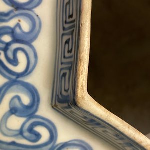 A Chinese hexagonal blue and white 'lotus scroll' vase, hare mark, Wanli — photo 9