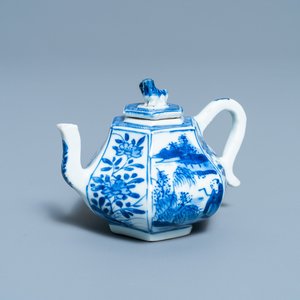 A Chinese hexagonal blue and white teapot and cover, Kangxi — 照片 1