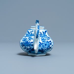 A Chinese hexagonal blue and white teapot and cover, Kangxi — 照片 3