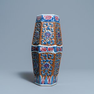 A Chinese hexagonal blue, white and copper-red brown-ground vase, 19th C. — 照片 2