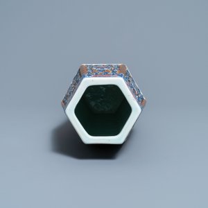 A Chinese hexagonal blue, white and copper-red brown-ground vase, 19th C. — 照片 5