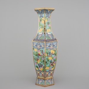 A Chinese hexagonal cloisonne vase with butterflies, 19th C. — photo 4