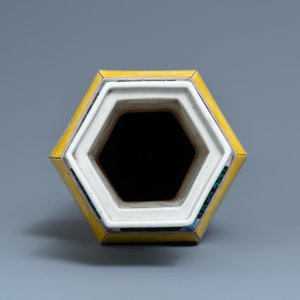 A Chinese hexagonal famille jaune vase, Kangxi mark, 19th C. — 照片 5