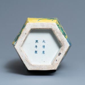A Chinese hexagonal famille jaune vase, Kangxi mark, 19th C. — 照片 6