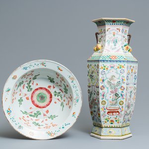 A Chinese hexagonal famille rose 'antiquities' vase and a bowl, 19th C. — photo 1
