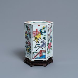 A Chinese hexagonal famille rose brush pot with deer and antiquities, Yongzheng — 照片 1