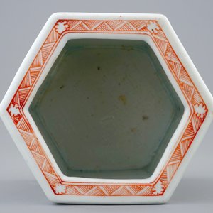A Chinese hexagonal famille rose brush pot, Yongzheng, 1723-1735 — 照片 8