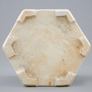 A Chinese hexagonal famille rose brush pot, Yongzheng, 1723-1735 — 照片 9