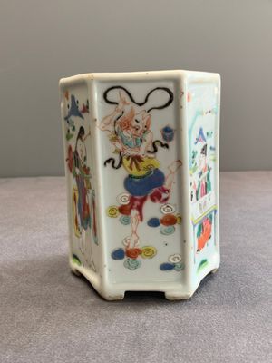A Chinese hexagonal famille rose 'Du Zhan Ao Tou 獨占鰲頭' brush pot, Yongzheng — photo 1