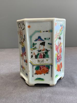 A Chinese hexagonal famille rose 'Du Zhan Ao Tou 獨占鰲頭' brush pot, Yongzheng — photo 2
