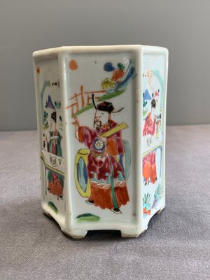 A Chinese hexagonal famille rose 'Du Zhan Ao Tou 獨占鰲頭' brush pot, Yongzheng — photo 3
