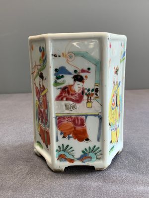 A Chinese hexagonal famille rose 'Du Zhan Ao Tou 獨占鰲頭' brush pot, Yongzheng — photo 4