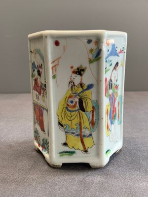 A Chinese hexagonal famille rose 'Du Zhan Ao Tou 獨占鰲頭' brush pot, Yongzheng — photo 5