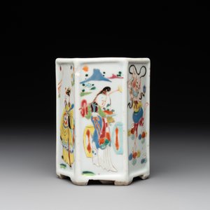 A Chinese hexagonal famille rose 'Du Zhan Ao Tou 獨占鰲頭' brush pot, Yongzheng — photo 3