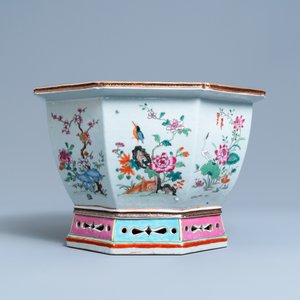 A Chinese hexagonal famille rose jardinière, Qianlong — photo 2