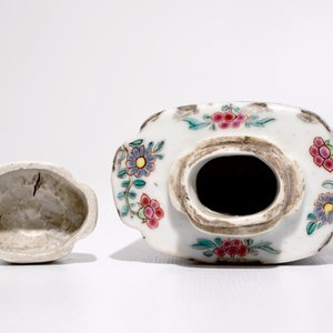 A Chinese hexagonal famille rose tea caddy, Qianlong — photo 6