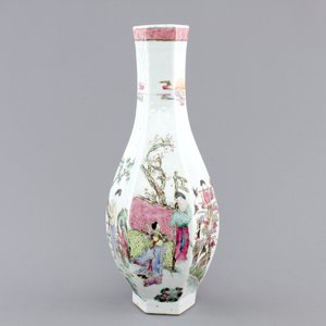 A Chinese hexagonal famille rose vase, 18/19th C. — photo 1