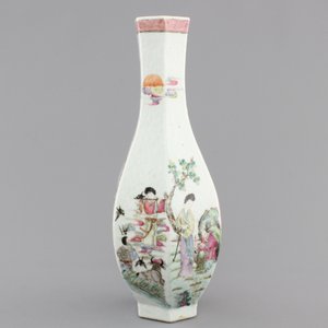 A Chinese hexagonal famille rose vase, 18/19th C. — photo 2