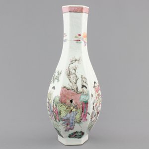 A Chinese hexagonal famille rose vase, 18/19th C. — photo 3