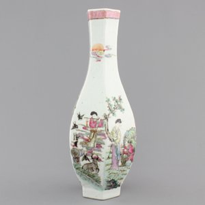 A Chinese hexagonal famille rose vase, 18/19th C. — photo 4