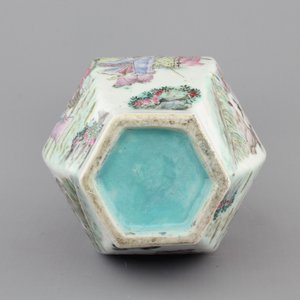 A Chinese hexagonal famille rose vase, 18/19th C. — photo 5