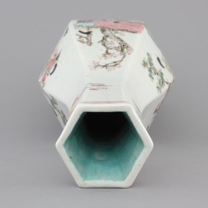 A Chinese hexagonal famille rose vase, 18/19th C. — photo 6