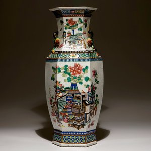 A Chinese hexagonal famille verte vase with buddhist lions, 19th C. — photo 3