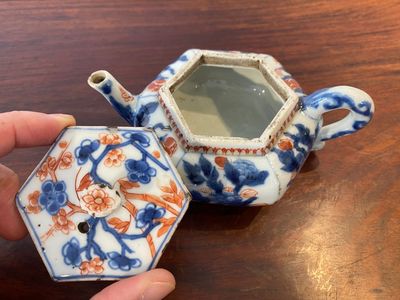 A Chinese hexagonal Imari-style teapot and cover, Kangxi — 照片 5
