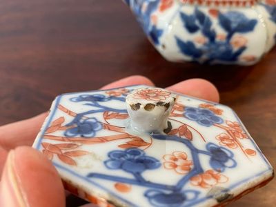 A Chinese hexagonal Imari-style teapot and cover, Kangxi — 照片 7