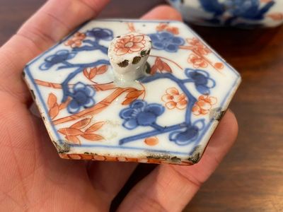 A Chinese hexagonal Imari-style teapot and cover, Kangxi — 照片 8